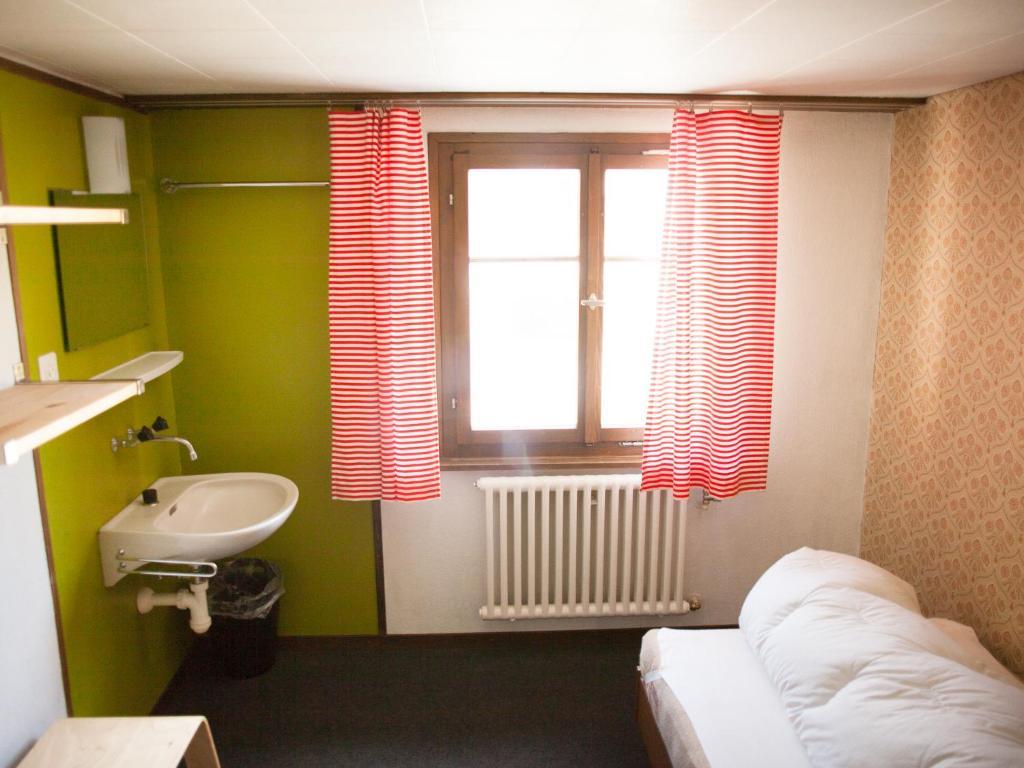 Nangijala Hostel Disentis Camera foto